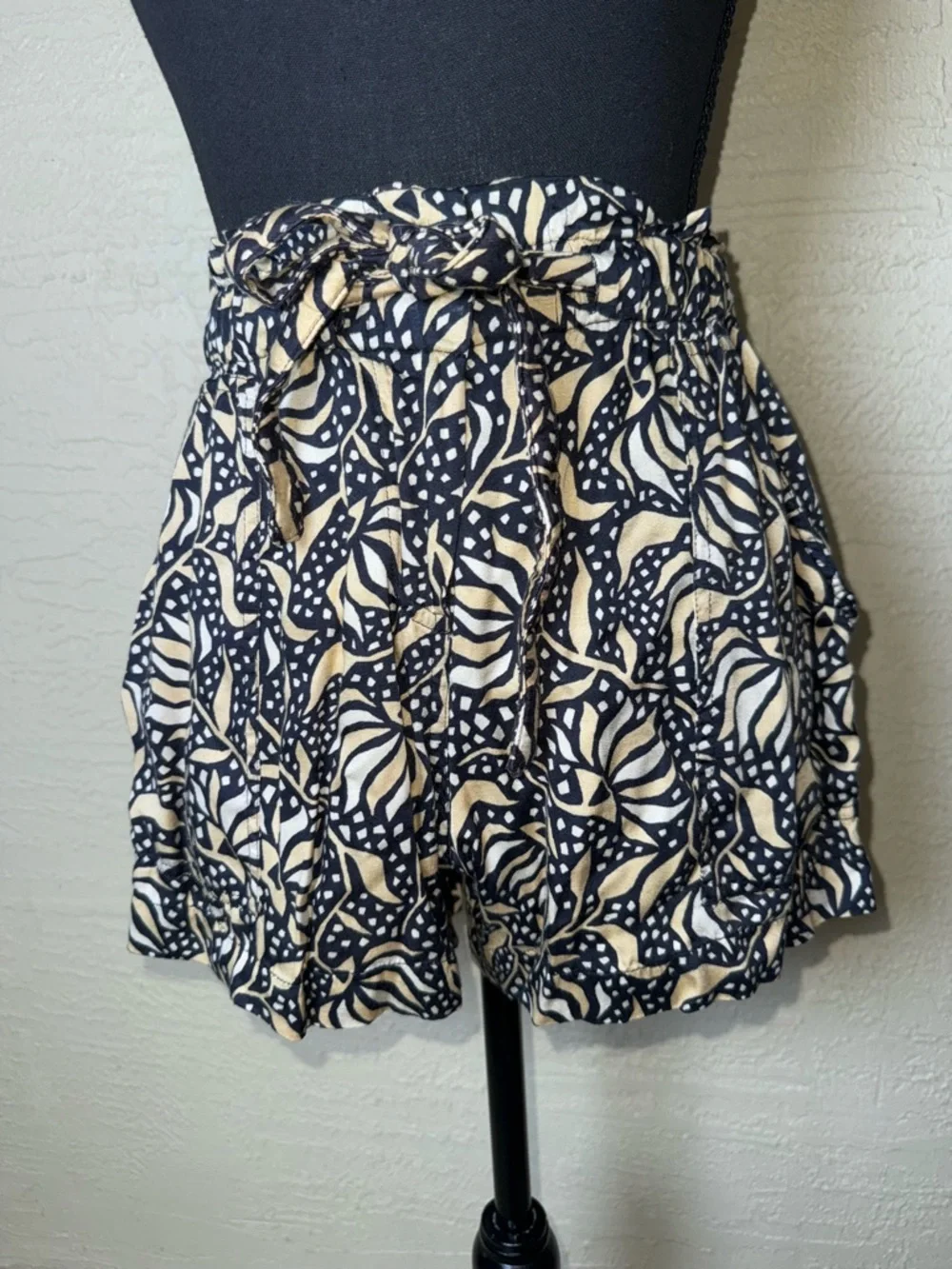 Omika Boho Print Ruffle Shorts XS Tie Waist Festival‎ Coastal Chic